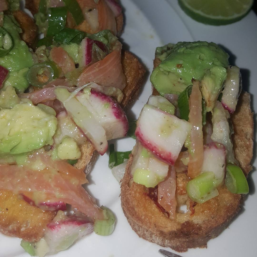 Avocado Lachs Bruschetta