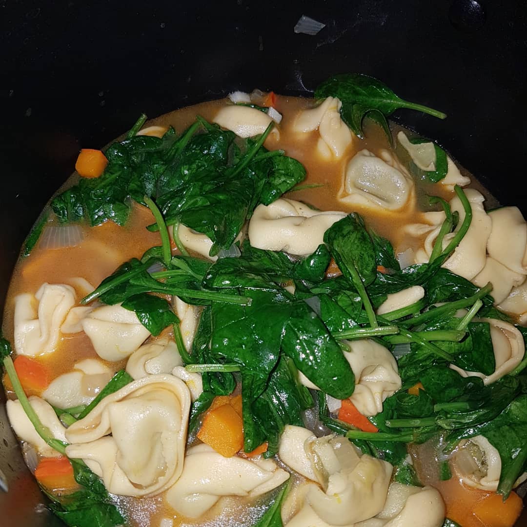 Wärmende Tortellini Suppe mit Kürbis und Spinat