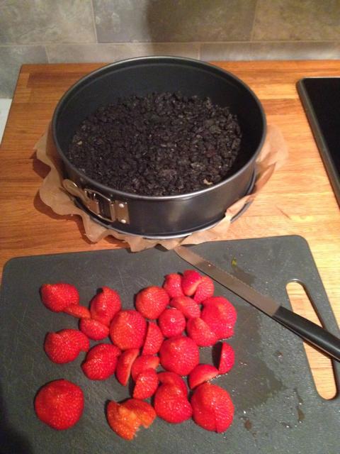 Erbeeren schneiden, Kekse bröseln