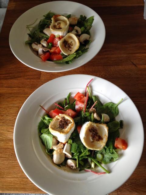 Sommersalat mit gratiniertem Ziegenkäse und Lavendel Essig
